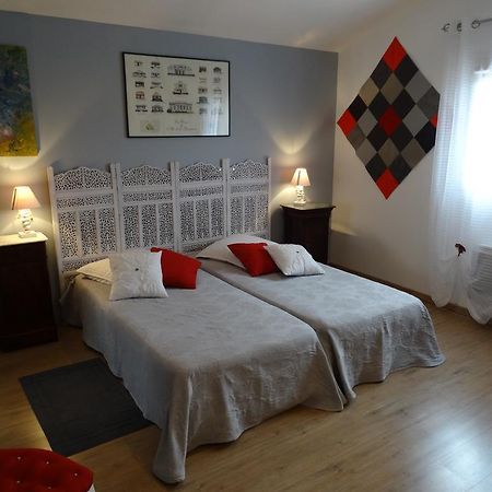 Une Chambre En Ville Savigneux  Стая снимка