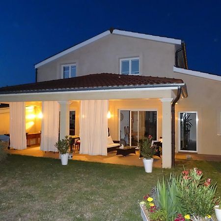 Une Chambre En Ville Savigneux  Екстериор снимка