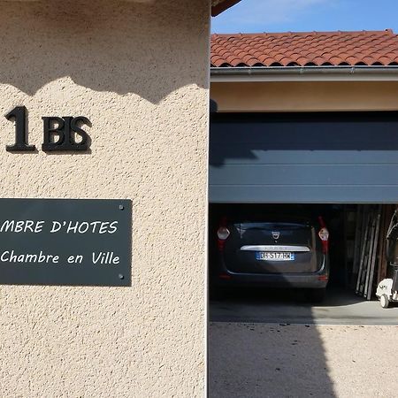 Une Chambre En Ville Savigneux  Екстериор снимка