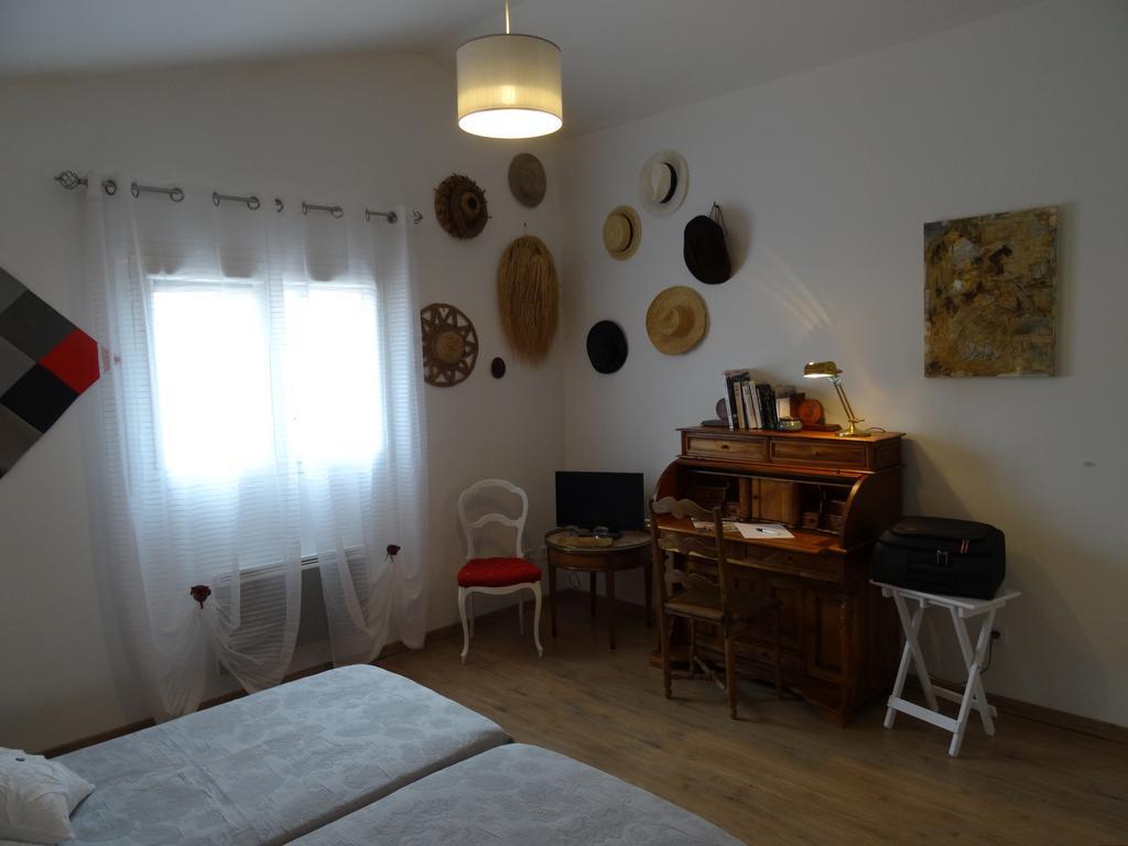 Une Chambre En Ville Savigneux  Екстериор снимка