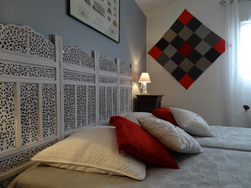 Une Chambre En Ville Savigneux  Стая снимка