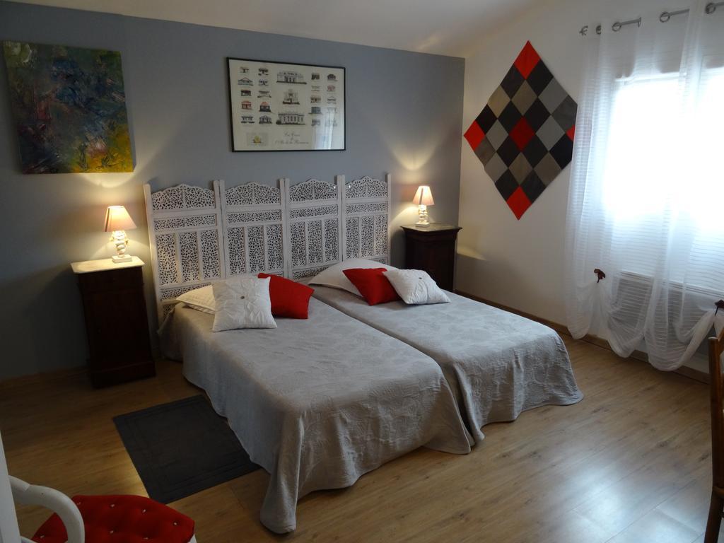 Une Chambre En Ville Savigneux  Стая снимка