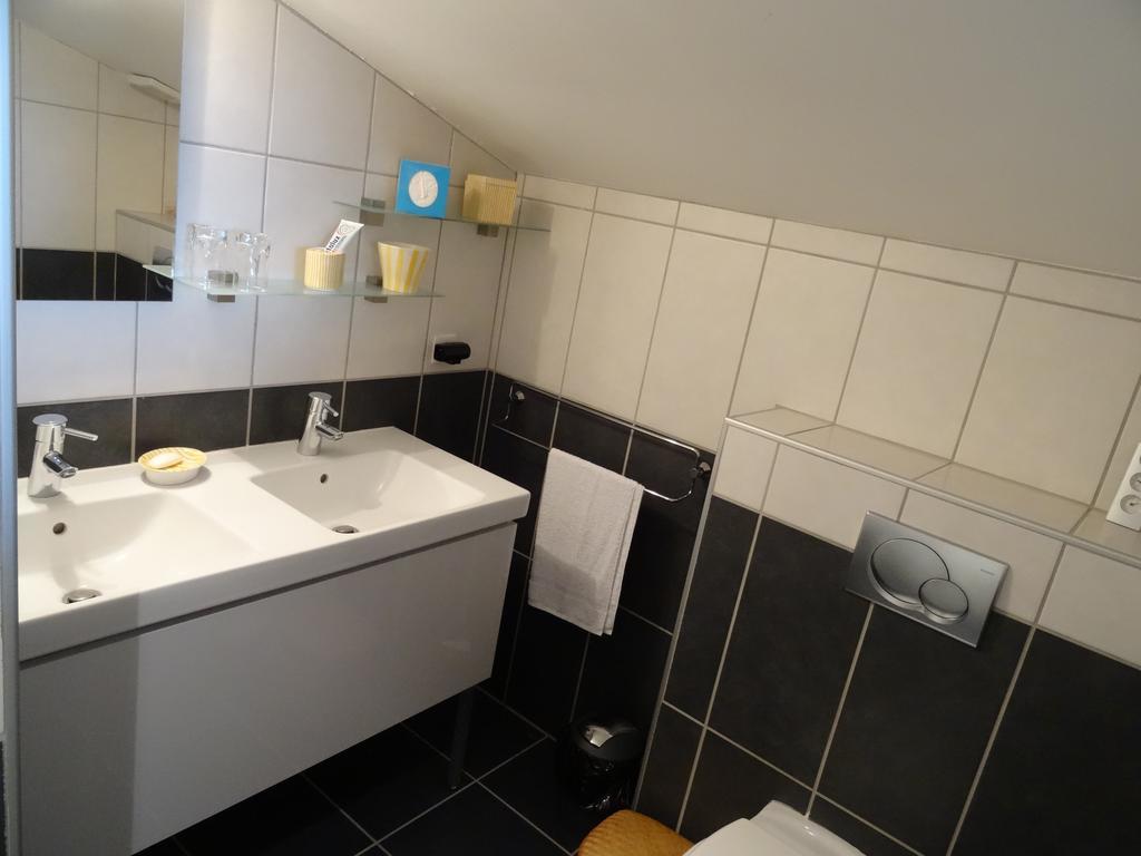Une Chambre En Ville Savigneux  Стая снимка