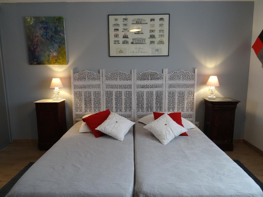 Une Chambre En Ville Savigneux  Стая снимка