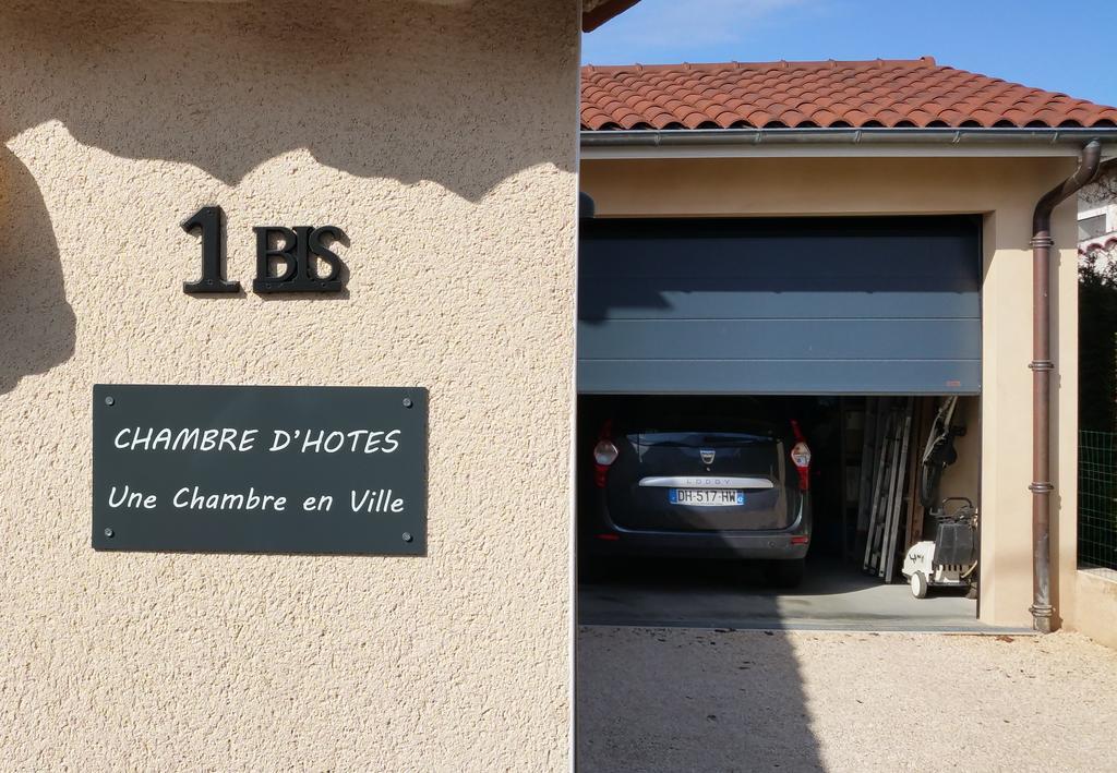 Une Chambre En Ville Savigneux  Екстериор снимка