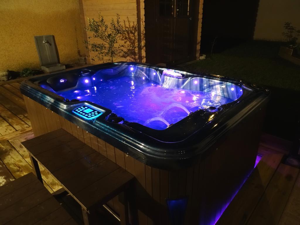 Une Chambre En Ville Savigneux  Екстериор снимка